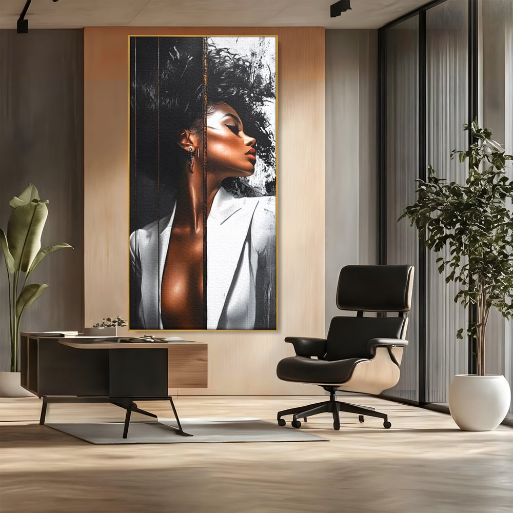 Tablou canvas cu tablou canvas cu portret feminin stilizat, in rama de aluminiu auriu, pe perete intr-un birou